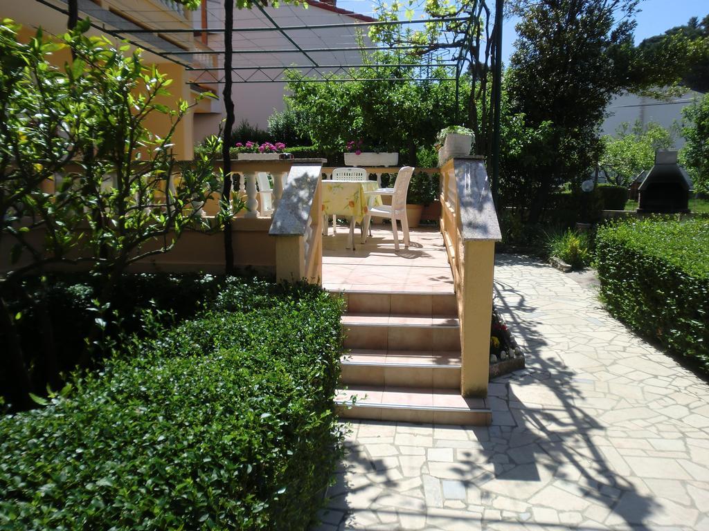 Guest House Sandra Rab Town Exterior foto