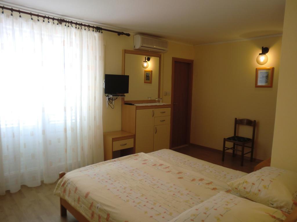 Guest House Sandra Rab Town Habitación foto