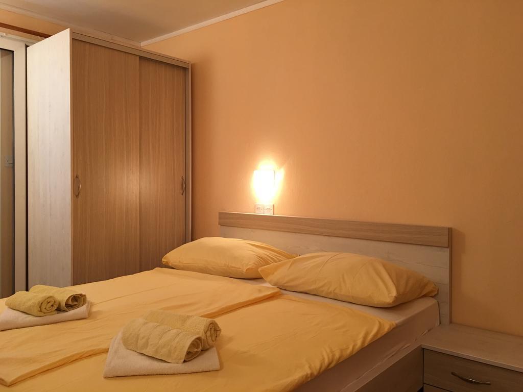 Guest House Sandra Rab Town Exterior foto