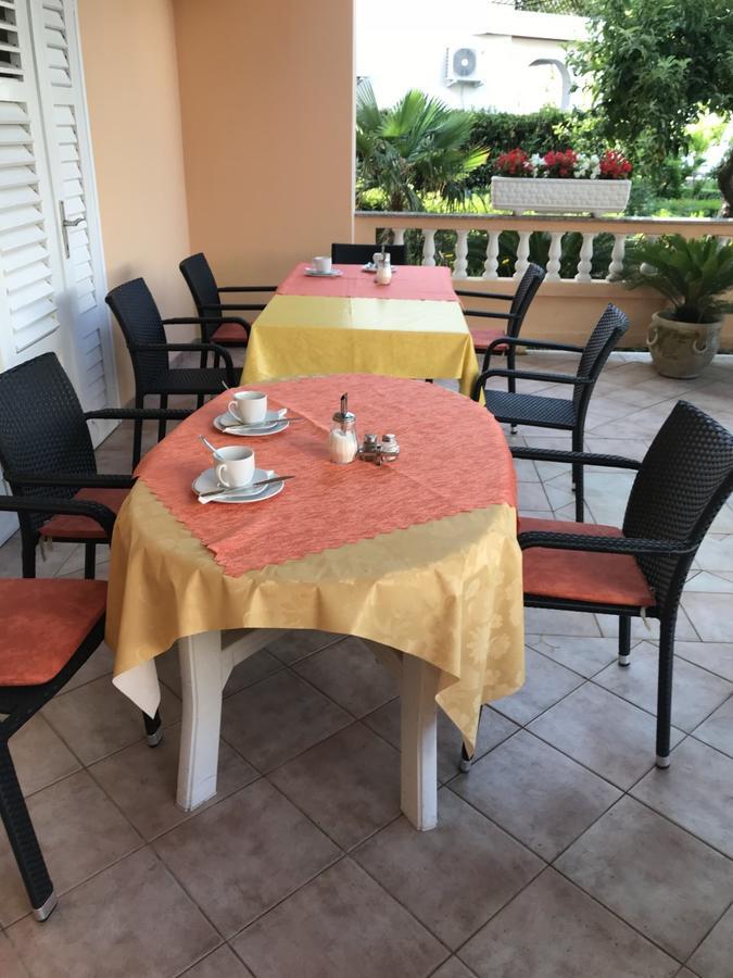 Guest House Sandra Rab Town Exterior foto